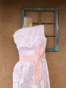 1960s Peach Lace Gown Sz M W30 - Fashionconservatory.com