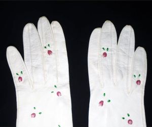 1960s Short White Kid Gloves With Embroidered Roses - Fashionconservatory.com
