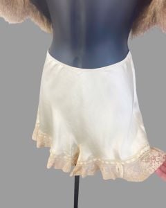 1930s Silk and Lace Lingerie Tap Pant with Ribbon and Bows - Fashionconservatory.com
