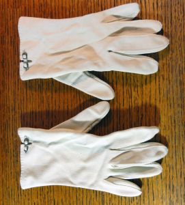 Vintage 1960s Ladies Gloves Off White Beige Cotton Buckle Trim 60s Mod Dress Gloves - Fashionconservatory.com