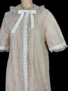 Vintage 60s Robe Peignoir Pink Beige Lace Ruffled Lounging Gown by Odette Barsa for I. Magnin | M/L - Fashionconservatory.com