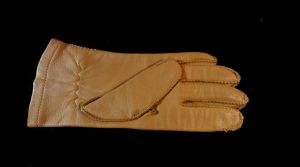 Vintage 1960s Ladies Beige Leather Gloves Genuine Deerskin by Sta-Soft | M - Fashionconservatory.com