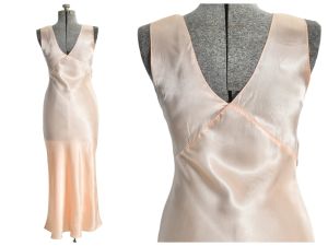 1940s Vintage Sexy Peach Pink Satin Maxi Sleeveless Nightgown | Bias Cut Wide Straps  | M - Fashionconservatory.com