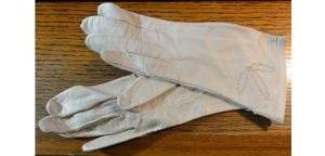 Vintage 1960s Pale Dove Gray Leather Gloves Made in France Silk Lining Size 6 1/2 - Fashionconservatory.com