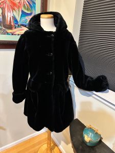  1980s Maria Dionisiou Tres Chic Black Faux Fur 3/4 Length Teddy Coat  - Fashionconservatory.com