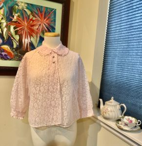 1950s Pink Lace & Nylon Ulta Feminine Bed Jacket By Hobert