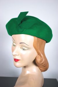 Emerald green hat beret style late 1940s early 1950s - Fashionconservatory.com