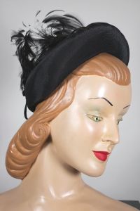  Late 1940 tilt hat black straw feathers trim pointed crown - Fashionconservatory.com