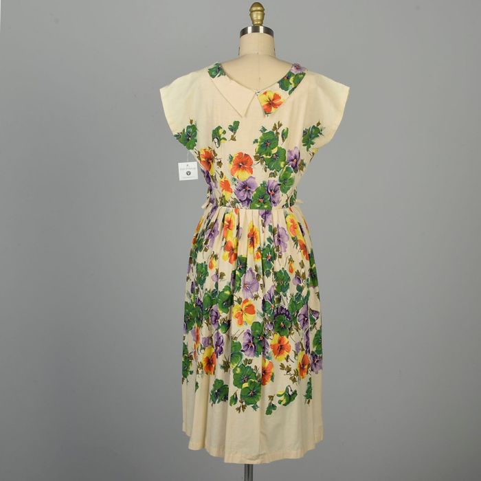 Small 1950s Floral Dress Colorful Pansies Bow Collar Spring Cotton Casual Day Dress Small 1950s Floral Dress Colorful Pansies Bow Collar Spring Cotton Casual Day Dress