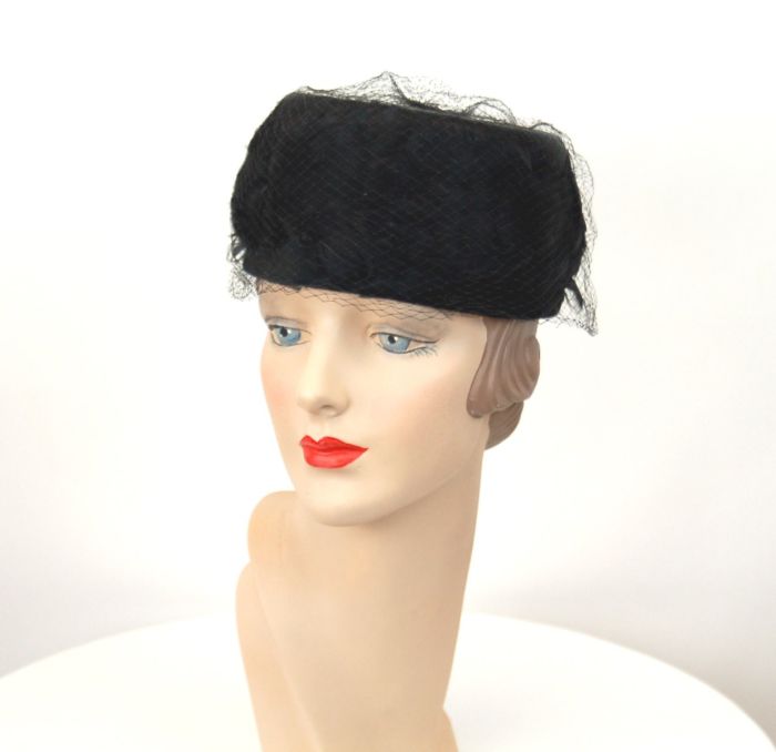 1960s black feather pillbox hat with veil and velvet bow  display picture 2