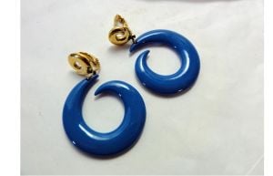 Vintage 1980s Earrings Avon Blue Plastic Swirl Dangle Avant Garde Clip On - Fashionconservatory.com