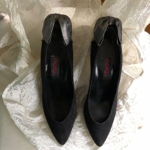 1980s bProxy black suede pumps with pearl get leather bow at heel - Fashionconservatory.com