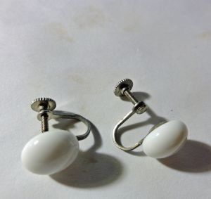 Vintage White Screw On Button Earrings Metal Enamel ''Japan'' - Fashionconservatory.com