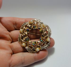 Vintage 60s Brooch Gold Tone Circle Pin Faux Pearls and AB Rhinestones - Fashionconservatory.com