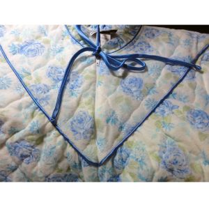 Vintage 70s Robe Quilted Blue Roses Print Housecoat Zipper Front Bathrobe Deadstock ''Monte Carlo'' - Fashionconservatory.com