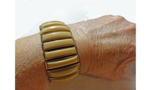 Vintage 1950s Bracelet Expansion Stretch Acrylic Bangle Off White Cream with Gold Tone Arpeggio - Fashionconservatory.com