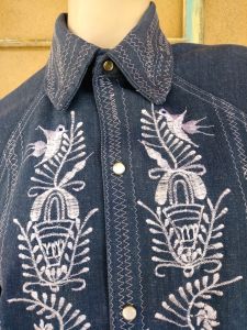 1970s Mens Embroidered Denim Shirt Sz S M - Fashionconservatory.com