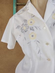 1960s White Blouse Embroidered Floral Sz S - Fashionconservatory.com