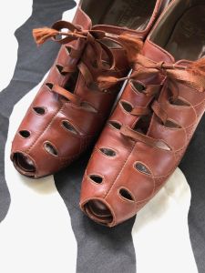 1930s Brown Oxford Peep Toe Shoes Sz 6.5 7N - Fashionconservatory.com