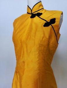 1950's Cheongsam Qipao Slub Silk Iridescent Yellow Marigold and Black Sleeveless Wiggle Dress - Fashionconservatory.com