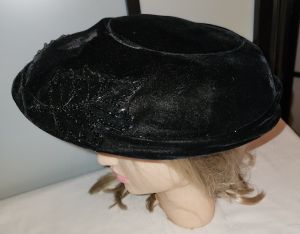 Vintage 1940s 50s Large Round Black Velvet Saucer Platter Hat Beaded Designs Film Noir Mid Century - Fashionconservatory.com