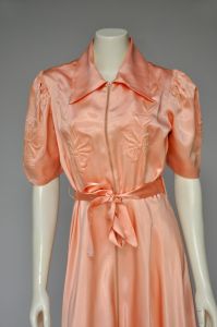 1930s peach satin dressing gown M/L - Fashionconservatory.com