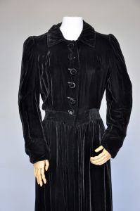 1930s black silk velvet coat with puffed shoulders XS-M - Fashionconservatory.com