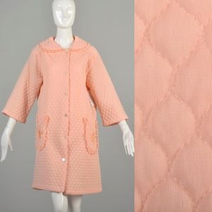 L-XL-XXL 1970s Pink Housecoat Quilted Mid Length Ruffle Lace Trim Floral Embroidered Pockets Robe