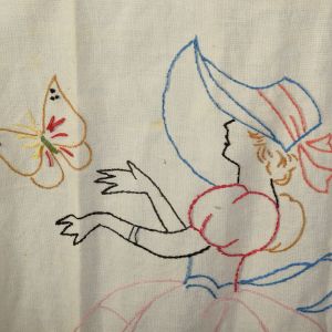 1930s Hand Embroidered Southern Belle w/Butterflies & Daisies Print Full Apron - Fashionconservatory.com