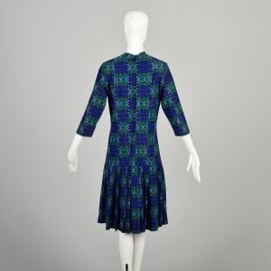 Large 1960s Blue Green Dress Geometric Swirl Bow Collar Elbow Sleeve Drop Waist Pleated Skirt  - Fashionconservatory.com