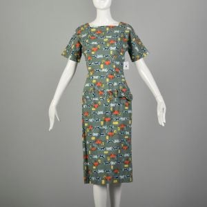 Small 1940s Novelty Print Dress All Cotton Horse Carriage Design Short Sleeve Fitted Summer Chemise