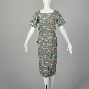 Small 1940s Novelty Print Dress All Cotton Horse Carriage Design Short Sleeve Fitted Summer Chemise - Fashionconservatory.com