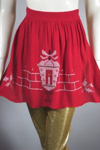 Festive 1940s-50s red holiday apron holly lantern gold stars