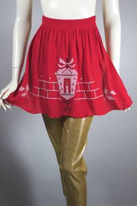 Festive 1940s-50s red holiday apron holly lantern gold stars - Fashionconservatory.com