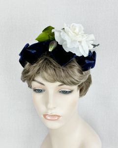Vintage 1950s Navy Blue Velvet Bow Close Hat with White Silk Rose - Fashionconservatory.com