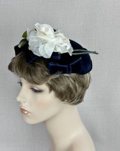 Vintage 1950s Navy Blue Velvet Bow Close Hat with White Silk Rose