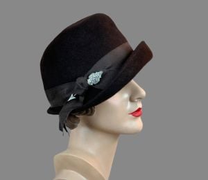 Vintage 1940s Brown Felt Asymmetrical Upturned Brim Hat - Fashionconservatory.com