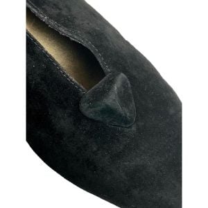 90s Y2K Black Suede Kitten Heel Pumps Sculptural Triangle Vamp 7M - Fashionconservatory.com