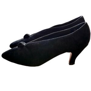 90s Y2K Black Suede Kitten Heel Pumps Sculptural Triangle Vamp 7M
