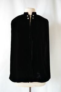 1940s/1950s Short Black Velvet Cape, Opera, Formal, Dress Cape/Capelet/Winter Cape - Fashionconservatory.com