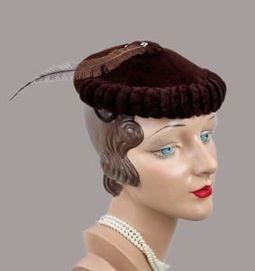 Vintage 1950s Brown Velour Feather Beret, Hat - Fashionconservatory.com