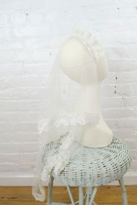 vintage 1940s short communion tulle veil with lace crown - Fashionconservatory.com