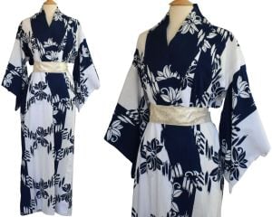 1960s Cotton Lotus Print Kimono Robe in Navy Blue and White, Size M to L - Fashionconservatory.com