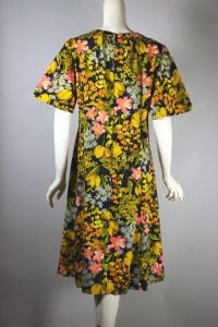 Black gold flowers print barkcloth dress 1960s midi muumuu - Fashionconservatory.com