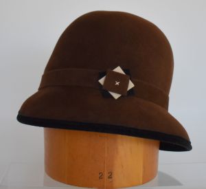 1990s Brown Doeskin Wool Felt Cloche Hat With Handsewn Embellishment, Flapper Style, Kathy Jeanne, M