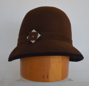 1990s Brown Doeskin Wool Felt Cloche Hat With Handsewn Embellishment, Flapper Style, Kathy Jeanne, M - Fashionconservatory.com