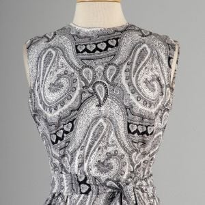 Small 1950s Paisley Shift Dress Summer Lightweight Sleeveless Belted Bold Monochromatic Print - Fashionconservatory.com