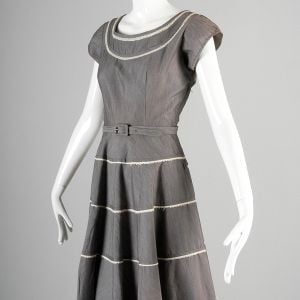 Medium 1950s Summer Gray Day Dress Full Skirt Short Sleeve Mild Sharkskin Sheen - Fashionconservatory.com