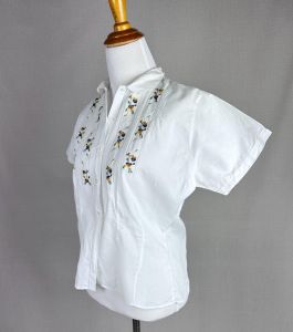 70s White Cotton Short Sleeve Shirt with Embroidered Florals by Sassedo, Size 36 - Fashionconservatory.com