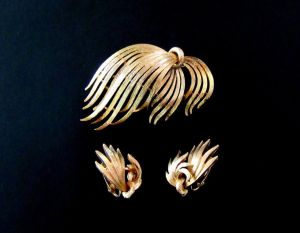 LISNER Vintage elegant and graceful gold tone brooch & clip on earrings Mid Century 1960s - Fashionconservatory.com